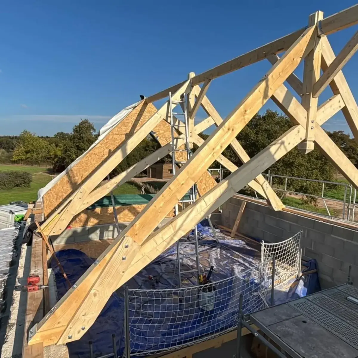 charpente-ferme-bois-assemblage-chantier