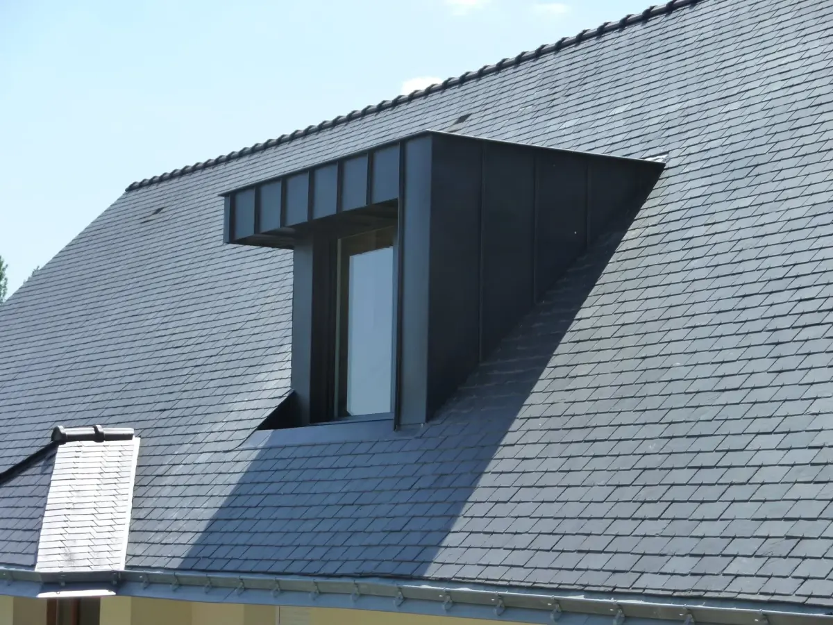 transformation-toiture-lucarne-zinc-ardoise
