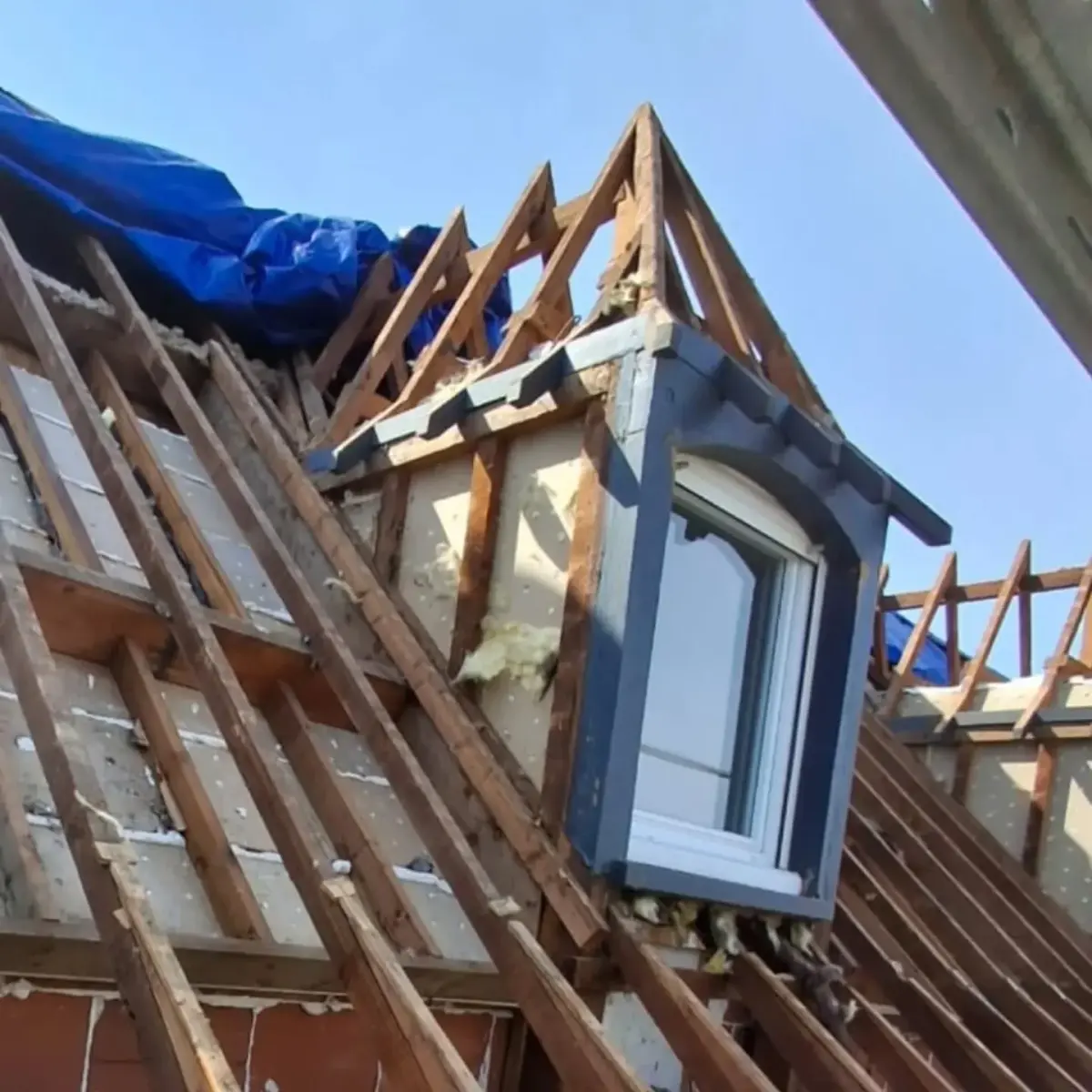 transformation-toiture-lucarne-zinc-en-construction
